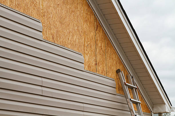 Professional Siding technician working in Herndon, PA